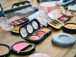 asbestos-found-in-makeup-atech